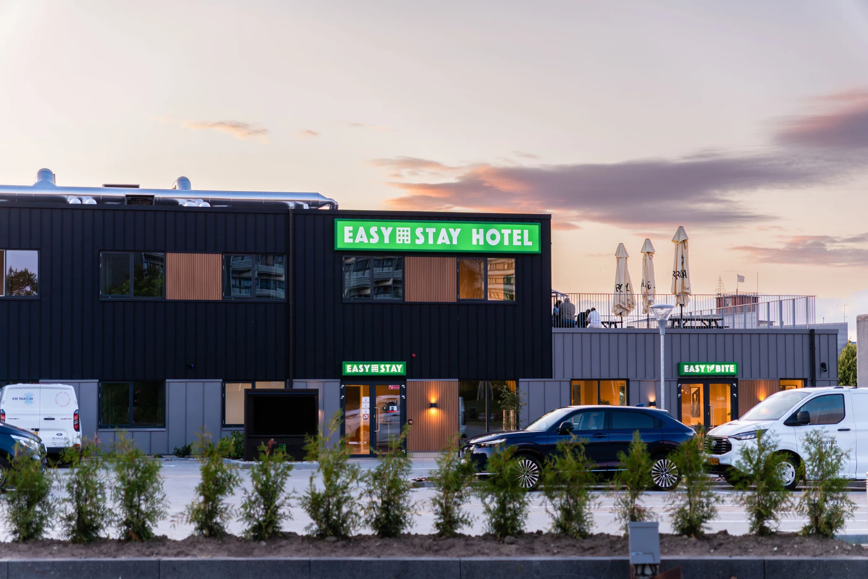 Indgangen til Easy Stay Hotel Næstved i aftensolen